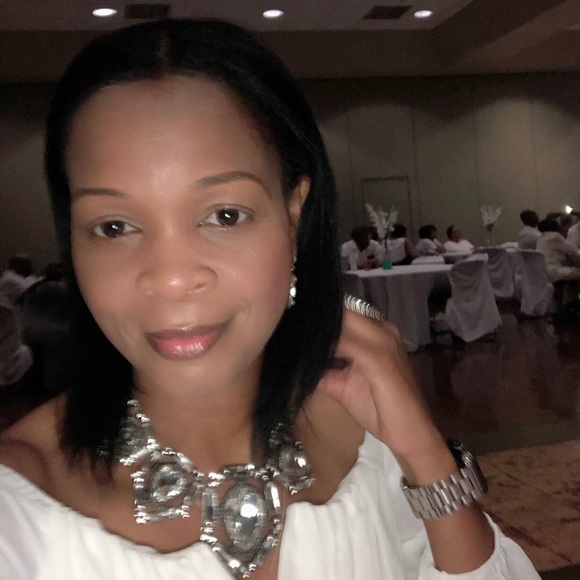 Meet your Posher, Nichole - Picture 3 of 8